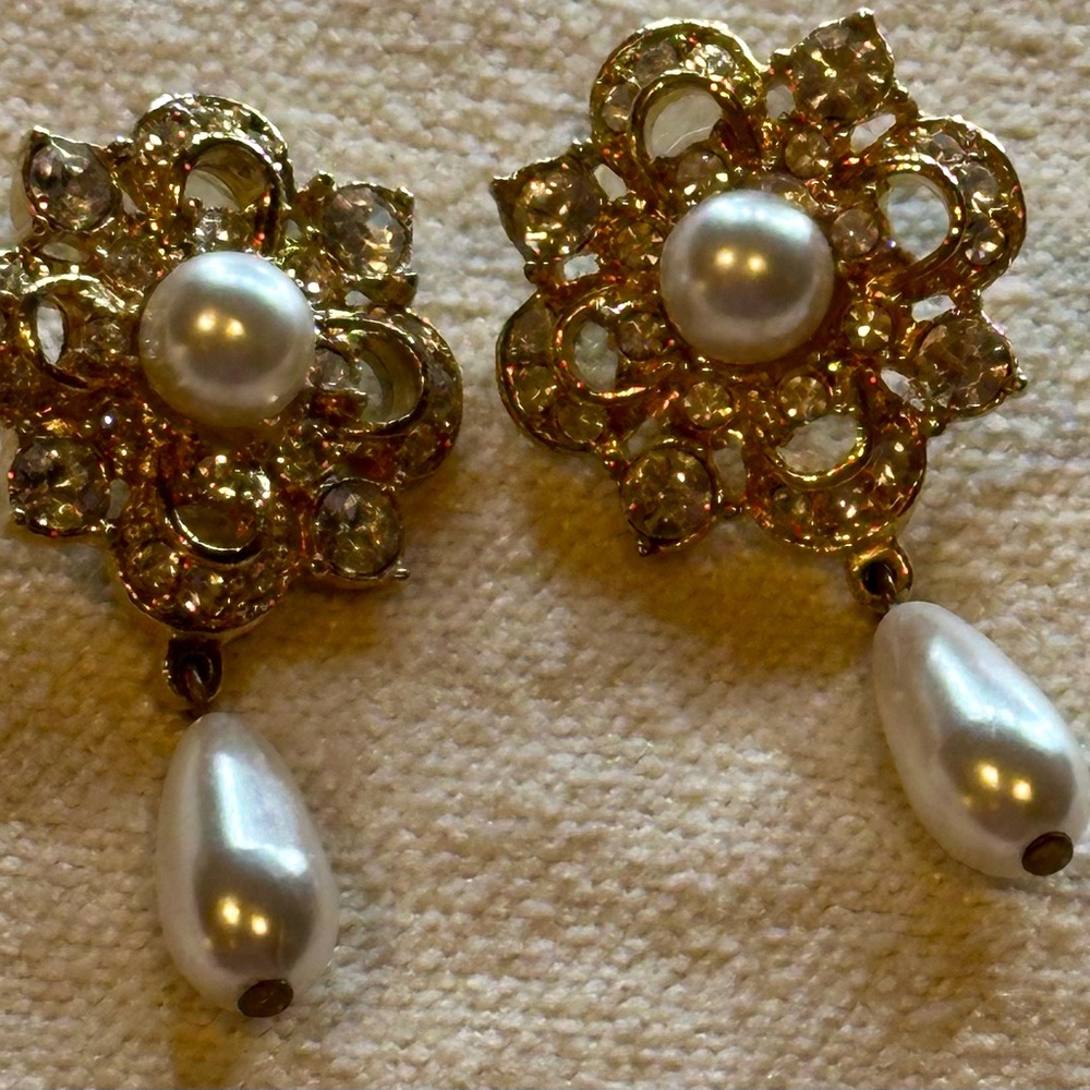 Vintage, Elegant, Gold, Crystal and Pearl Drop Earrings - Picture 4 of 4